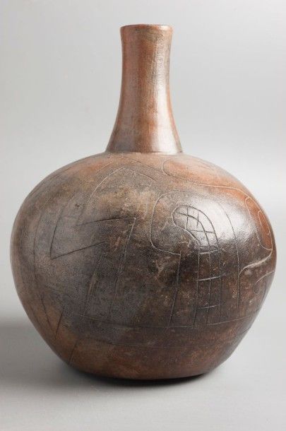 null Vase globulaire avec un col légèrement évasé et un décor incisé de shaman se...