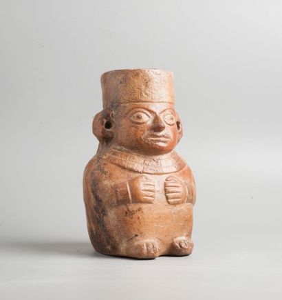 null Vase anthropomorphe représentant un dignitaire assis.

Céramique brun-beige.

Pérou....