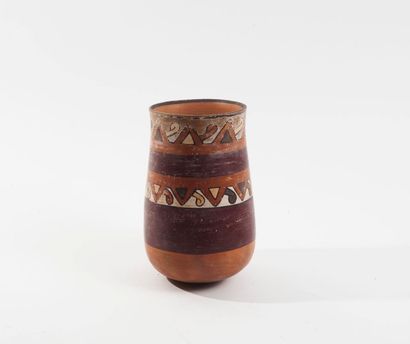 null Vase à décor géométrique en céramique polychrome.

Pérou, culture Nazca, circa...