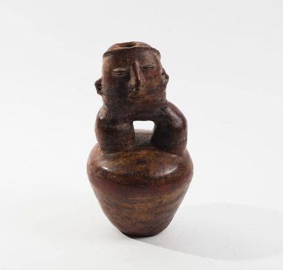 null Vase anthropomorphe en céramique rouge et noire.

Pérou, culture Vicus circa...