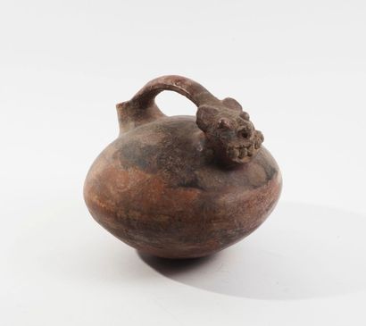 null Vase globulaire à anse avec tête de jaguar en céramique brune, blanche et noire.

Pérou,...