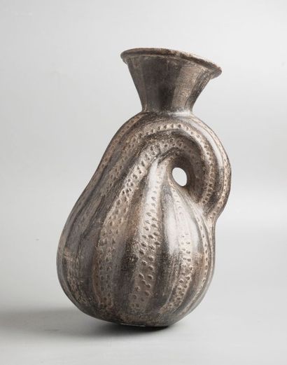 null Vase en forme de courge.

Terre cuite noire.

Pérou. Culture Chimu, vers 1000-1300...
