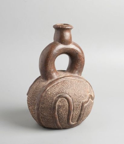 null Vase à anses en étrier, avec un décor géométrique en léger relief.

Pérou. Culture...