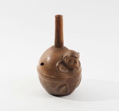 null Vase globulaire avec tête de singe en céramique brun-orangé.

Pérou, culture...