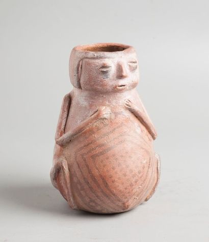 null Vase représentant un personnage stylisé mâchant de la coca.

Terre cuite polychrome.

Colombie-Equateur....