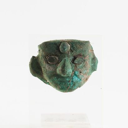 null Petit masque représentant un visage humain.

Bronze à patine verte et pierre.

Pérou....