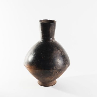 null Vase à large panse.

Terre cuite noire.

Equateur. Culture Narino, vers 800-1200...