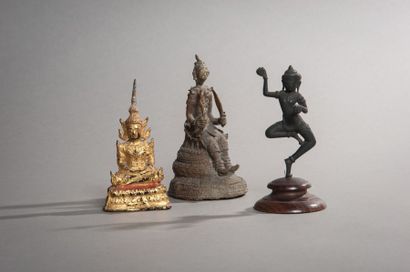 null Trois petits sujets en bronze comprenant deux Bouddha laqué or et une danseuse...
