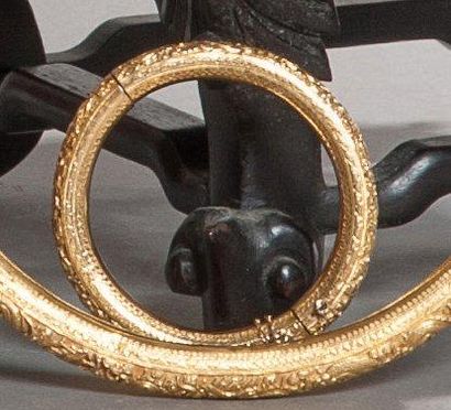 null Bracelet en or jaune à décor finement ciselé de dragons. Chine du Sud, XIXe...