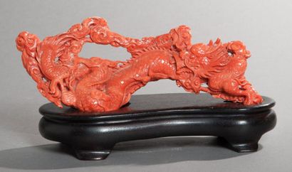 null Sujet en corail représentant un dragon volant au milieu de volutes. Chine, vers...