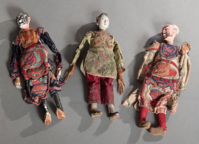 null Lot de trois marionnettes de théâtre en textiles et têtes et pieds en terre...