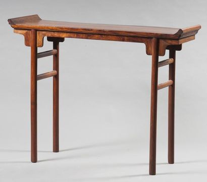 null Petite table de lettré en bois de rose et Huali, le piétement orné de motifs...