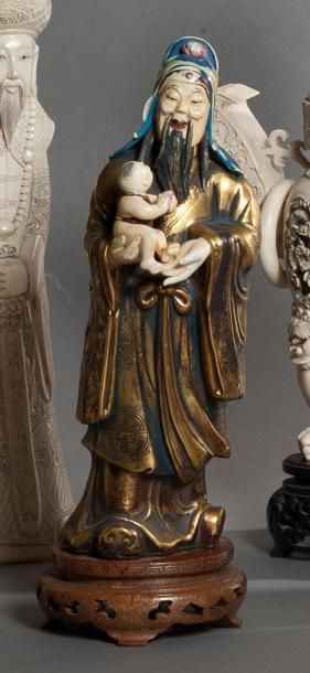 null Statuette en cuivre et ivoire représentant un sage du Tao tenant un enfant dans...