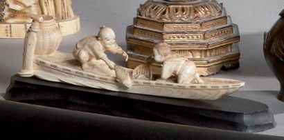null Okimono en ivoire marin représentant deux pécheurs sur une barque. Japon, vers...
