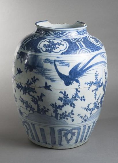 null Vase Arita en porcelaine bleu blanc à décor d'oiseaux et fleurs. Japon, XVIIe....
