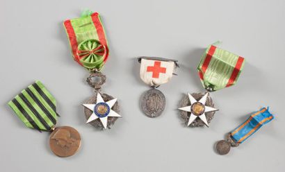 null Lot de six décorations: - 2 croix du mérite agricole 1883, avec ruban. - Défenseur...
