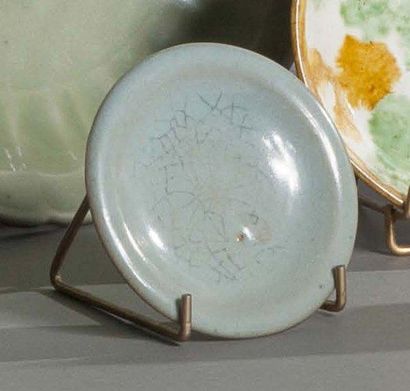 null Petite coupe plate en grès émaillé céladon. Chine, Longquan Yao, période Song-Yuan,...