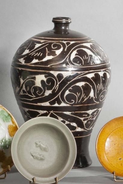 null Vase meiping à large panse et petit col, en céramique à décor de type Cizhou,...
