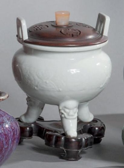 null Brûle-parfums tripode de forme Ding, en porcelaine «blanc de Chine», à décor...