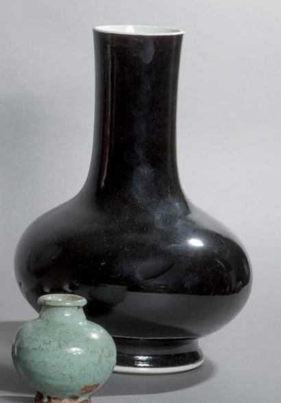 null Vase bouteille à panse globulaire et large col en porcelaine émaillée noir miroir....