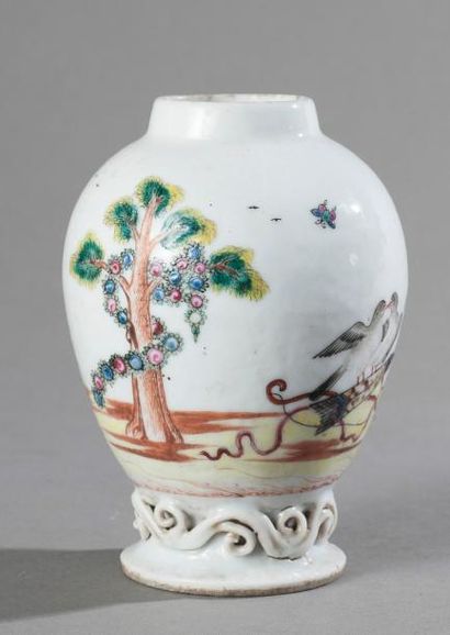 null Petit vase balustre en porcelaine et émaux de la famille rose finement décoré...