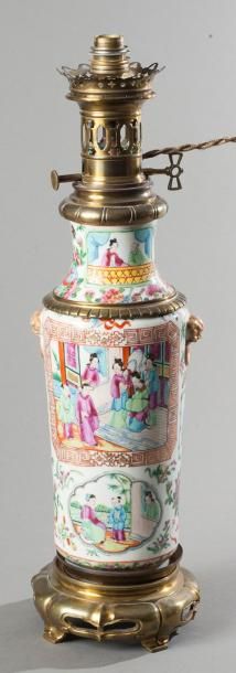 null Vase cylindrique en porcelaine de Canton à décor de scènes de palais animées...