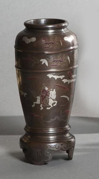 null Vase en bronze à décor incrusté d'argent et de cuivre rouge de personnages....
