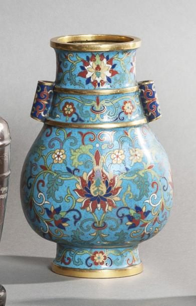 null Vase de forme Hu, en bronze doré et émaux cloisonnés polychromes sur fond bleu...