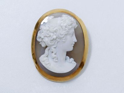 null Broche en or, ornée d'un camée agate 2 couches sculpté d'une jeune femme en...