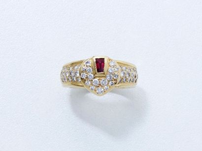 null BOUCHERON. Bague jonc en or, partiellement pavée de diamants brillantés, ponctuée...