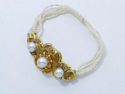null Bracelet en or estampé  décor feuillagé et de rinceaux 3 perles de culture,...
