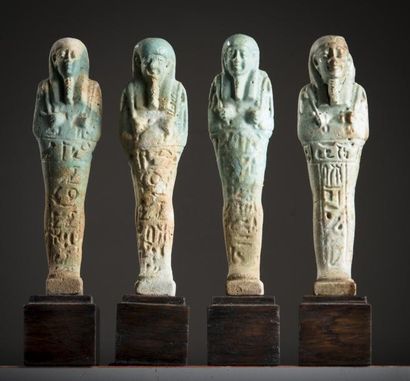 null Ensemble de 4 oushebtis épigraphes. Egypte, Basse Epoque (664 - 332 av. J.-C.)...
