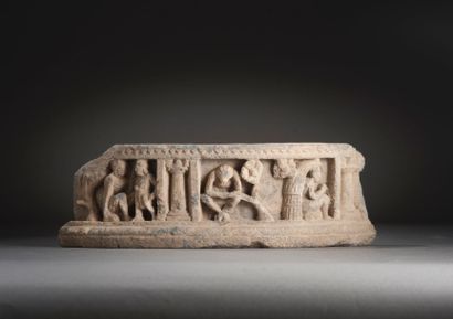 null  Fragment de stupa. Art du Gandhara, IIème- IIIème s. Schiste gris érodé. L...