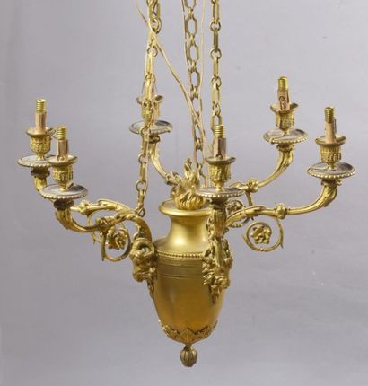 France, circa 1820 LUSTRE DE LA FAMILLE GERICAULT

Bronze doré

Ht. : 80 cm ; Diam....