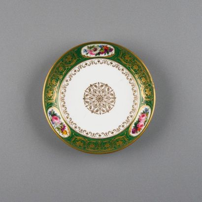 SÈVRES UNE ASSIETTE PLATE DITE « A COUTEAU » et UNE ASSIETTE PLATE DITE « A DRESSER...