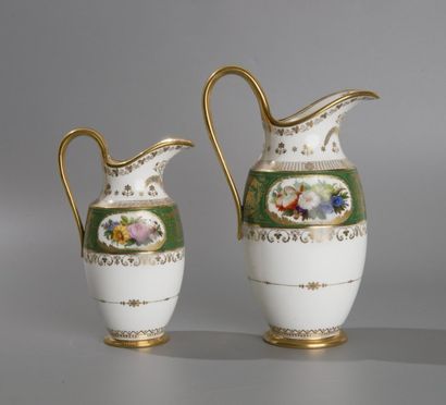 SÈVRES DEUX POTS A LAIT PESTUM

Dont un de 2e grandeur et un de 3e grandeur Porcelaine...