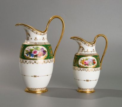 SÈVRES DEUX POTS A LAIT PESTUM

Dont un de 2e grandeur et un de 3e grandeur Porcelaine...