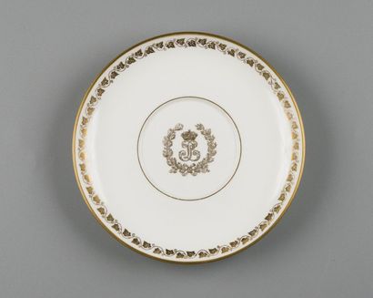 SEVRES, 1834 SOUS-TASSE 

à fond blanc avec décor imprimé or avec le monogramme LP...