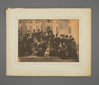 ROBERT D’ORLÉANS, DUC DE CHARTRES, CIRCA 1868 PHOTOGRAPHIE DE GROUPE PRISE DANS L’UNE...