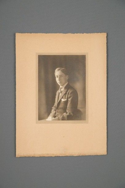 ANDRE TAPONIER, 1926 PORTRAIT DU PRINCE JEAN D’ORLÉANS, DUC DE GUISE Tirage argentique...