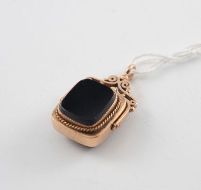 null Pendentif cachet pivotant ancien en onyx et monture en or jaune.

Poids brut...