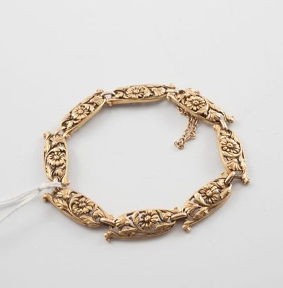 null Beau bracelet composé de huit motifs ovales en or jaune à décor de fleurs, dans...