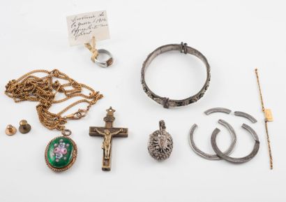 null Lot de divers bijoux ou éléments de bijoux en métal dont un crucifix reliquaire...