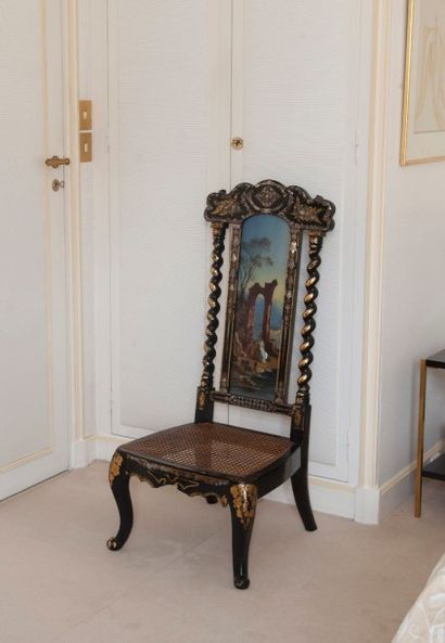 null Ref. lot : 6925-36 - Chaise de nourrice en bois noirci à décor burgauté et or...