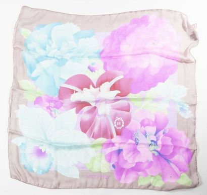LEONARD 

CARRE en mousseline de soie imprimée d'un décor floral multicolore sur...