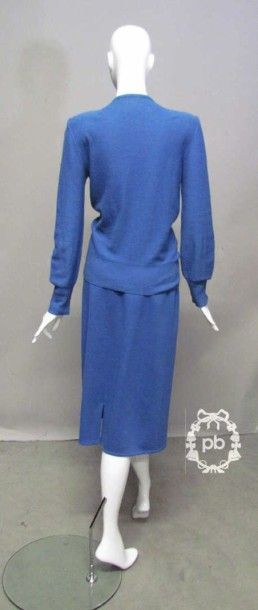 Sonia RYKIEL, circa 1985 (Printemps-été 1983) 

PULL-OVER en tricot de laine bleu...