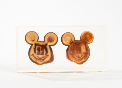 Helder BATISTA Mickey

inclusion de gaufre dans une résine translucide, n°1/3, signé...