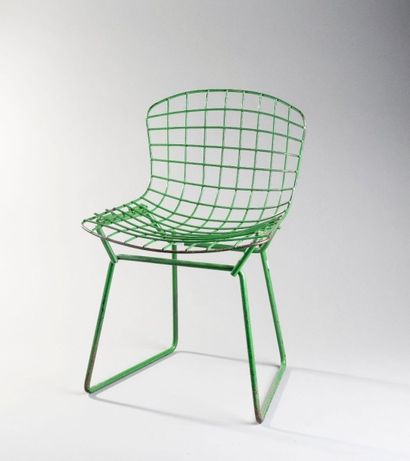 BERTOÏA Harry (1915-1978) Petite chaise à armature en fil de fer peint en vert, dossier...