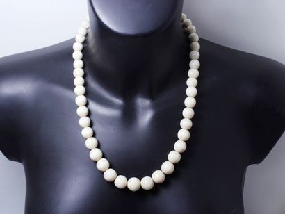 Beau collier composé d’une chute de perles...