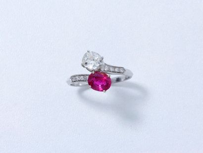 null Belle bague toi et moi en or gris 18 K et platine ornée d'un diamant ovale et...